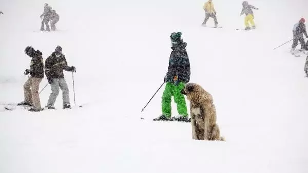 Uludağ'daki pistler tatilcilere kaldı Uludağ'daki pistler tatilcilere kaldı