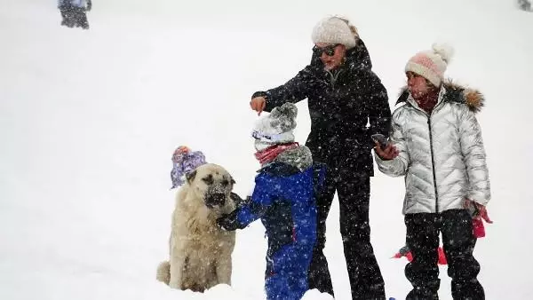 Uludağ'daki pistler tatilcilere kaldı Uludağ'daki pistler tatilcilere kaldı