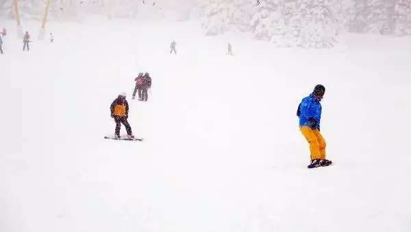 Uludağ'daki pistler tatilcilere kaldı Uludağ'daki pistler tatilcilere kaldı