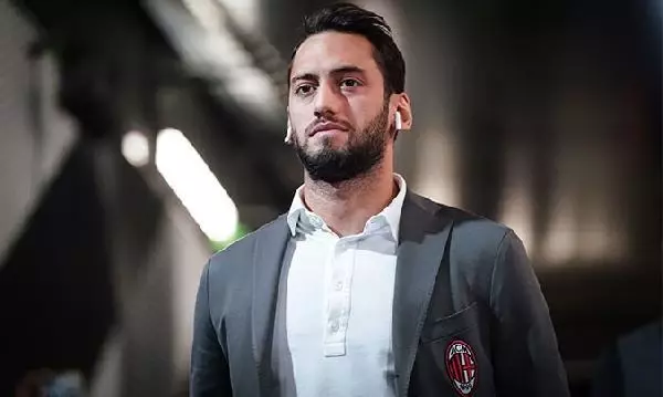 Hakan Çalhanoğlu'nun koronavirüs testi pozitif çıktı Hakan Çalhanoğlu'nun koronavirüs testi pozitif çıktı