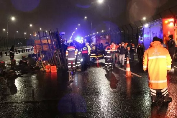 Haliç Köprüsü'nde çekici, yol bakım araçlarına çarptı: 2 ölü Haliç Köprüsü'nde çekici, yol bakım araçlarına çarptı: 2 ölü