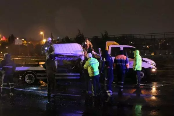 Haliç Köprüsü'nde çekici, yol bakım araçlarına çarptı: 2 ölü Haliç Köprüsü'nde çekici, yol bakım araçlarına çarptı: 2 ölü