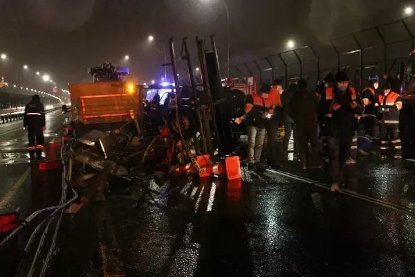 Haliç Köprüsü'nde çekici, yol bakım araçlarına çarptı: 2 ölü Haliç Köprüsü'nde çekici, yol bakım araçlarına çarptı: 2 ölü