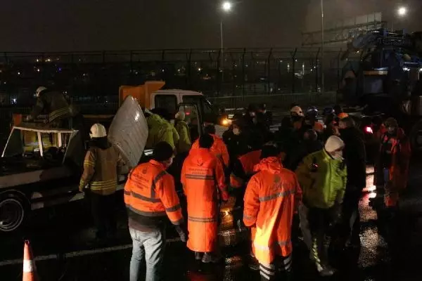 Haliç Köprüsü'nde çekici, yol bakım araçlarına çarptı: 2 ölü Haliç Köprüsü'nde çekici, yol bakım araçlarına çarptı: 2 ölü
