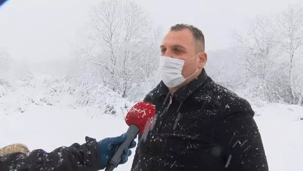 Hayvansever karlı havada sokak hayvanlarını unutmadı Hayvansever karlı havada sokak hayvanlarını unutmadı