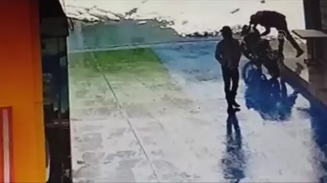 İki hırsız, çaldıkları motosiklet arızalanınca akaryakıt istasyonuna bıraktı İki hırsız, çaldıkları motosiklet arızalanınca akaryakıt istasyonuna bıraktı