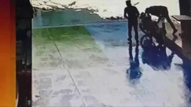 İki hırsız, çaldıkları motosiklet arızalanınca akaryakıt istasyonuna bıraktı İki hırsız, çaldıkları motosiklet arızalanınca akaryakıt istasyonuna bıraktı