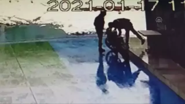 İki hırsız, çaldıkları motosiklet arızalanınca akaryakıt istasyonuna bıraktı İki hırsız, çaldıkları motosiklet arızalanınca akaryakıt istasyonuna bıraktı