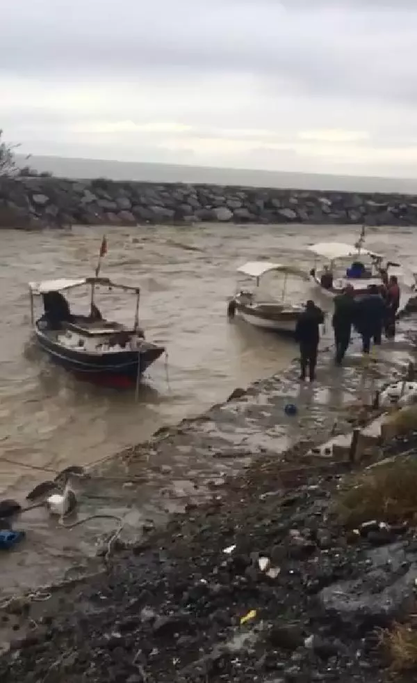 İskenderun'da sağanak hayatı olumsuz etkiledi İskenderun'da sağanak hayatı olumsuz etkiledi