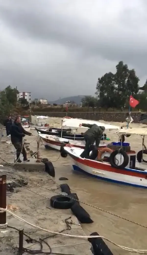 İskenderun'da sağanak hayatı olumsuz etkiledi İskenderun'da sağanak hayatı olumsuz etkiledi