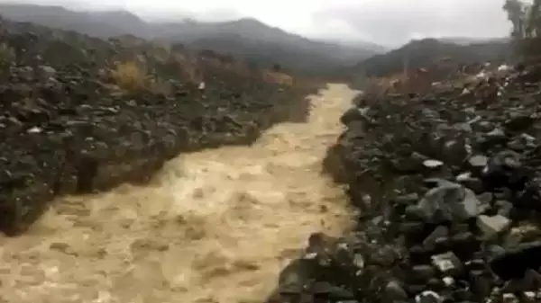İskenderun'da sağanak hayatı olumsuz etkiledi İskenderun'da sağanak hayatı olumsuz etkiledi