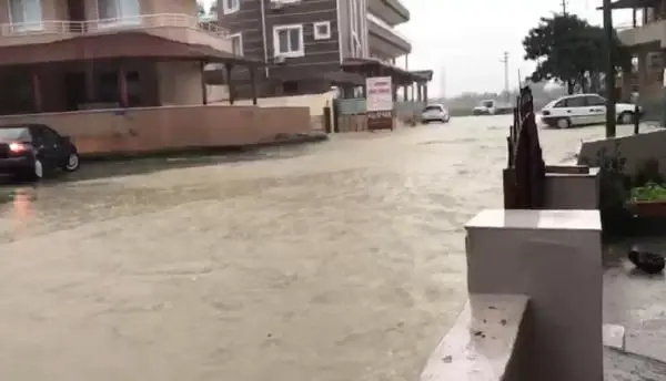 İskenderun'da sağanak hayatı olumsuz etkiledi İskenderun'da sağanak hayatı olumsuz etkiledi