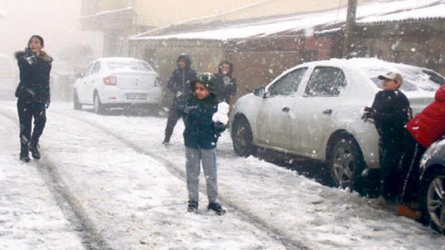 İstanbul'da kar yağışı gece boyunca devam etti! Kentin bazı yerlerinde kartpostallık görüntüler ortaya çıktı