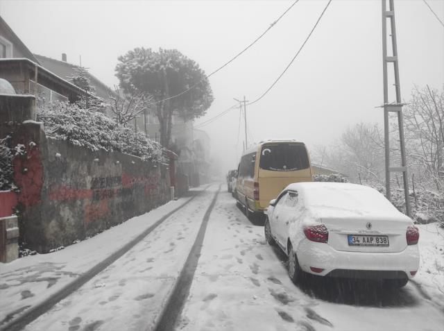 İstanbul'da kar yağışı gece boyunca devam etti! Kentin bazı yerlerinde kartpostallık görüntüler ortaya çıktı