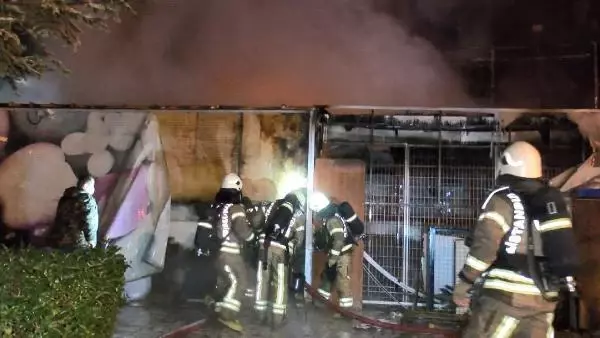 Kadıköy'de bir market alev alev yandı Kadıköy'de bir market alev alev yandı