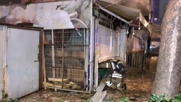 Kadıköy'de bir market alev alev yandı Kadıköy'de bir market alev alev yandı