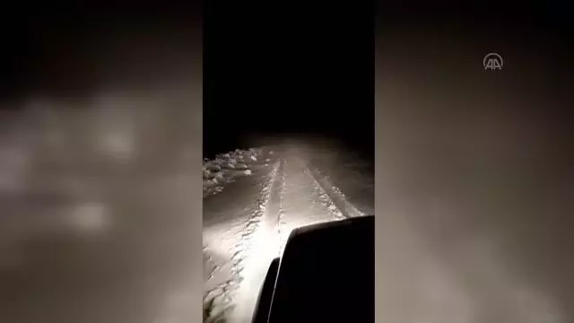 Kar nedeniyle yolu kapanan köydeki hasta 7 saatte hastaneye ulaştırıldı Kar nedeniyle yolu kapanan köydeki hasta 7 saatte hastaneye ulaştırıldı