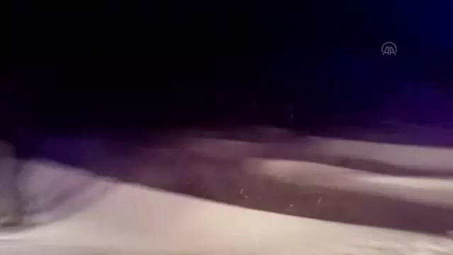 Kar nedeniyle yolu kapanan köydeki hasta 7 saatte hastaneye ulaştırıldı Kar nedeniyle yolu kapanan köydeki hasta 7 saatte hastaneye ulaştırıldı