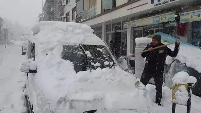 Kar yağışı nedeniyle 173 köy yolu ulaşıma kapandı Kar yağışı nedeniyle 173 köy yolu ulaşıma kapandı