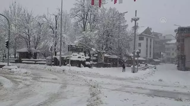 Kar yağışı nedeniyle 173 köy yolu ulaşıma kapandı Kar yağışı nedeniyle 173 köy yolu ulaşıma kapandı