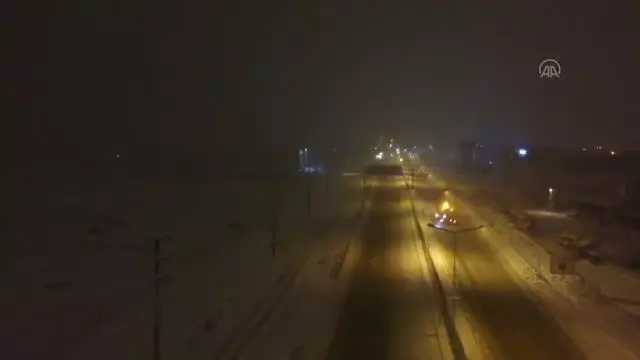Kar yağışı, şehirler arası ulaşımda aksamalara neden oldu Kar yağışı, şehirler arası ulaşımda aksamalara neden oldu
