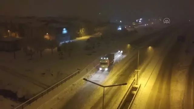 Kar yağışı, şehirler arası ulaşımda aksamalara neden oldu Kar yağışı, şehirler arası ulaşımda aksamalara neden oldu