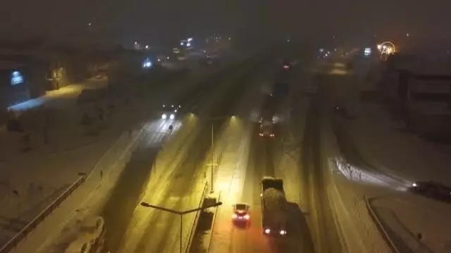 Kar yağışı, şehirler arası ulaşımda aksamalara neden oldu Kar yağışı, şehirler arası ulaşımda aksamalara neden oldu