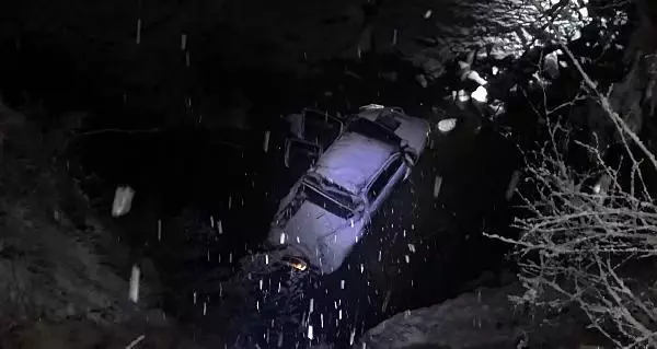 Karda kayan kamyonet dereye yuvarlandı: 6 yaralı Karda kayan kamyonet dereye yuvarlandı: 6 yaralı