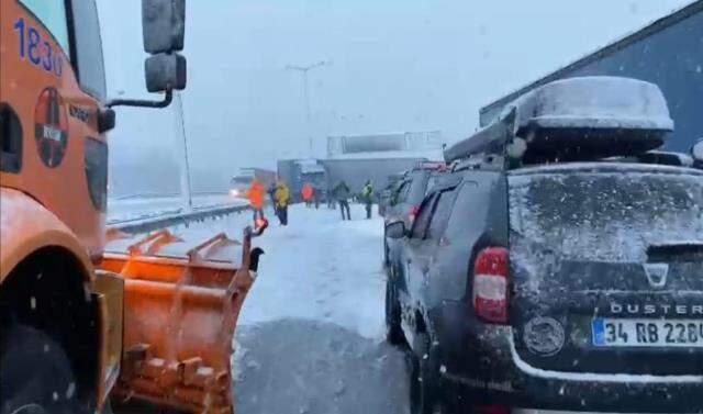 Karla kaplı yolda kayan TIR, TEM Otoyolu'nu ulaşıma kapattı Karla kaplı yolda kayan TIR, TEM Otoyolu'nu ulaşıma kapattı