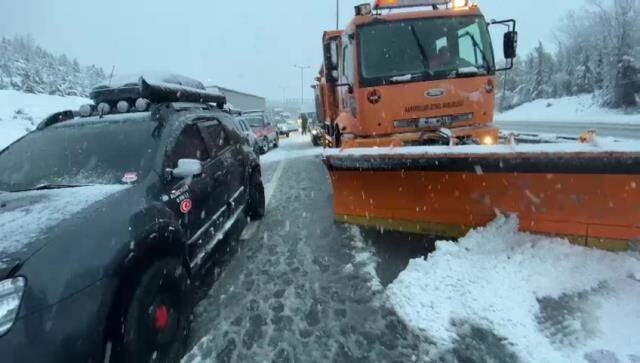 Karla kaplı yolda kayan TIR, TEM Otoyolu'nu ulaşıma kapattı Karla kaplı yolda kayan TIR, TEM Otoyolu'nu ulaşıma kapattı