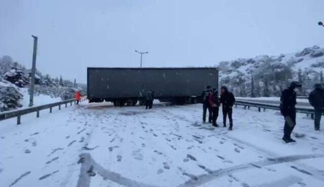Karla kaplı yolda kayan TIR, TEM Otoyolu'nu ulaşıma kapattı Karla kaplı yolda kayan TIR, TEM Otoyolu'nu ulaşıma kapattı