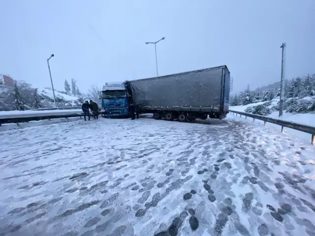 Karla kaplı yolda kayan TIR, TEM Otoyolu'nu ulaşıma kapattı Karla kaplı yolda kayan TIR, TEM Otoyolu'nu ulaşıma kapattı