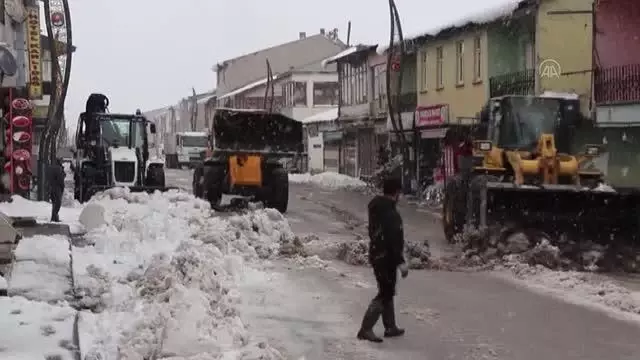 Karlıova Belediyesi cadde ve sokaklarda biriken karı kamyonlarla ilçe dışına taşıyor Karlıova Belediyesi cadde ve sokaklarda biriken karı kamyonlarla ilçe dışına taşıyor