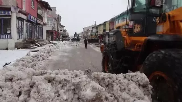 Karlıova Belediyesi cadde ve sokaklarda biriken karı kamyonlarla ilçe dışına taşıyor Karlıova Belediyesi cadde ve sokaklarda biriken karı kamyonlarla ilçe dışına taşıyor