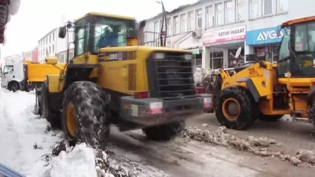 Karlıova Belediyesi cadde ve sokaklarda biriken karı kamyonlarla ilçe dışına taşıyor Karlıova Belediyesi cadde ve sokaklarda biriken karı kamyonlarla ilçe dışına taşıyor