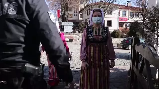 KASTAMONU - Belediye personeli tescilli Azdavay yöresel giysileriyle mesai yapıyor KASTAMONU - Belediye personeli tescilli Azdavay yöresel giysileriyle mesai yapıyor
