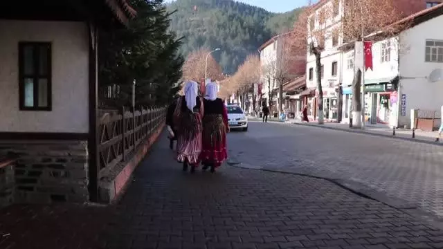 KASTAMONU - Belediye personeli tescilli Azdavay yöresel giysileriyle mesai yapıyor KASTAMONU - Belediye personeli tescilli Azdavay yöresel giysileriyle mesai yapıyor