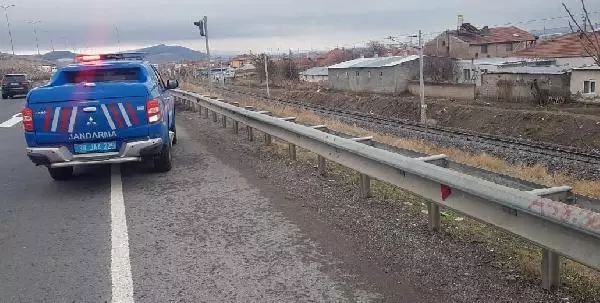 Kayseri'de raylar üzerinde erkek cesedi bulundu Kayseri'de raylar üzerinde erkek cesedi bulundu