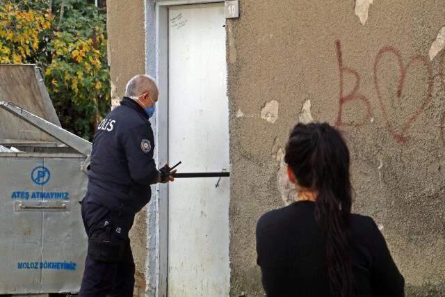 Kendisini darbeden sevgilisi tarafından eve alınmadığını iddia etti, ekipler adamı çekyatta uyurken buldu Kendisini darbeden sevgilisi tarafından eve alınmadığını iddia etti, ekipler adamı çekyatta uyurken buldu