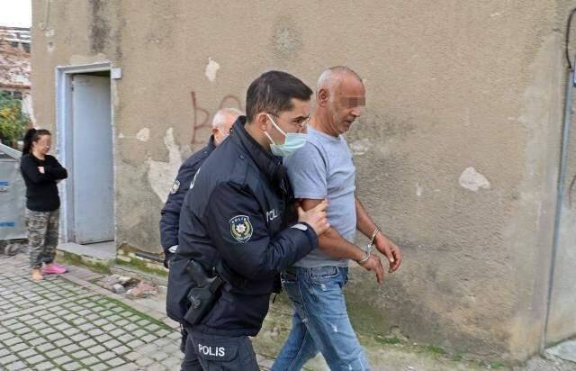 Kendisini darbeden sevgilisi tarafından eve alınmadığını iddia etti, ekipler adamı çekyatta uyurken buldu Kendisini darbeden sevgilisi tarafından eve alınmadığını iddia etti, ekipler adamı çekyatta uyurken buldu