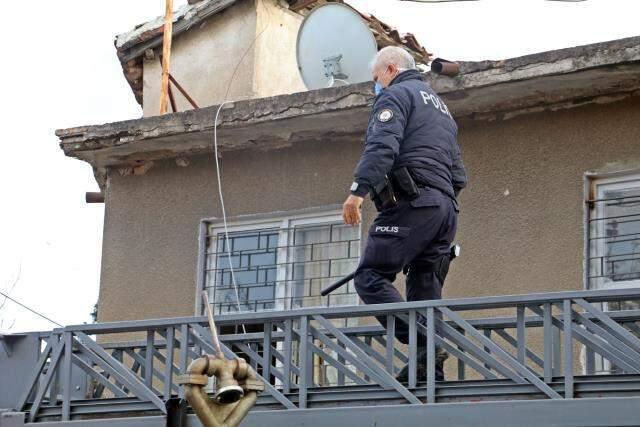 Kendisini darbeden sevgilisi tarafından eve alınmadığını iddia etti, ekipler adamı çekyatta uyurken buldu Kendisini darbeden sevgilisi tarafından eve alınmadığını iddia etti, ekipler adamı çekyatta uyurken buldu