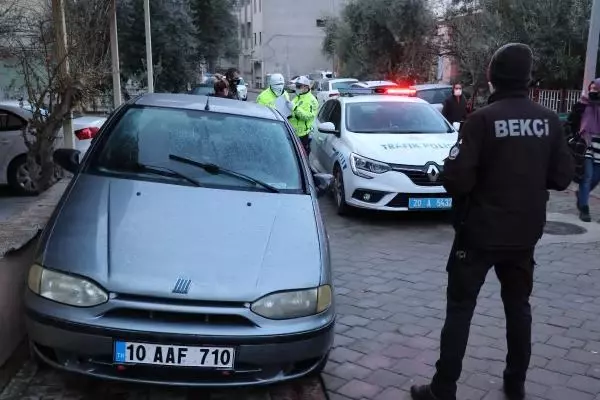 Son dakika haberi! Kısıtlamada 'dur' ihtarına uymayan ehliyetsiz sürücüye 13 bin TL ceza Son dakika haberi! Kısıtlamada 'dur' ihtarına uymayan ehliyetsiz sürücüye 13 bin TL ceza
