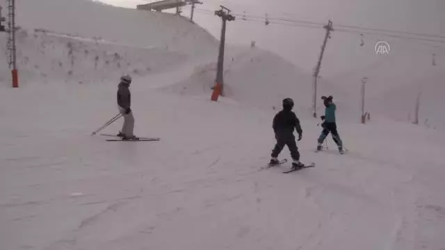 Kısıtlamadan muaf tutulan turistler Palandöken'de kayağın keyfini çıkardı