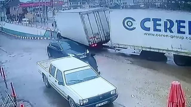 Kontrolden çıkan tır petrol istasyonuna daldı! Şoförün manevrası faciayı önledi Kontrolden çıkan tır petrol istasyonuna daldı! Şoförün manevrası faciayı önledi