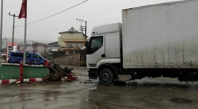Kontrolden çıkan tırın petrol istasyonuna daldığı feci kazanın yeni görüntüleri ortaya çıktı Kontrolden çıkan tırın petrol istasyonuna daldığı feci kazanın yeni görüntüleri ortaya çıktı