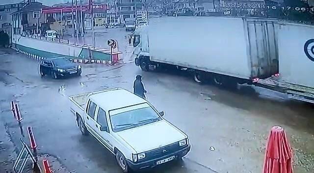 Kontrolden çıkan tırın petrol istasyonuna daldığı feci kazanın yeni görüntüleri ortaya çıktı Kontrolden çıkan tırın petrol istasyonuna daldığı feci kazanın yeni görüntüleri ortaya çıktı