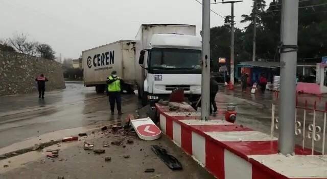 Kontrolden çıkan tırın petrol istasyonuna daldığı feci kazanın yeni görüntüleri ortaya çıktı Kontrolden çıkan tırın petrol istasyonuna daldığı feci kazanın yeni görüntüleri ortaya çıktı