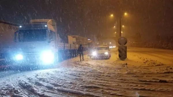 Kütahya'da kar, ulaşımı aksattı Kütahya'da kar, ulaşımı aksattı