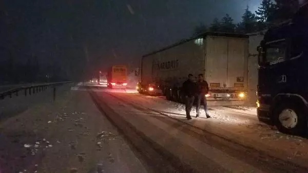 Kütahya'da kar, ulaşımı aksattı Kütahya'da kar, ulaşımı aksattı