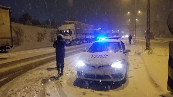 Kütahya'da kar, ulaşımı aksattı Kütahya'da kar, ulaşımı aksattı